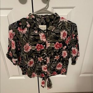 American Eagle Women's Pink/Green Floral Tie-Front Blouse Medium (Like New)